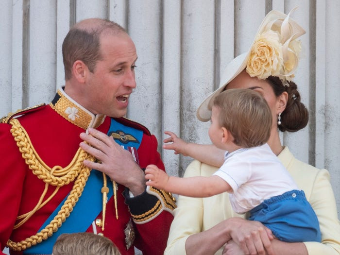 Louis đòi cha bế khi đang trên tay mẹ.