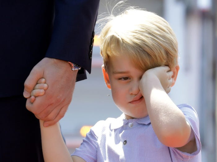 Tiểu Hoàng tử George dụi mắt.