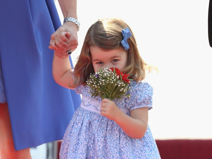 Tiểu Công chúa Charlotte cầm bó hoa tại Đức năm 2017.