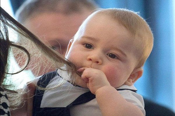 Các em nhỏ thường thích cho mọi thứ vào miệng, và những đứa trẻ Hoàng gia cũng không ngoại lệ. Ảnh: Tiểu Hoàng tử George cầm lấy tóc của mẹ, Công nương Kate Middleton, và cho vào miệng.