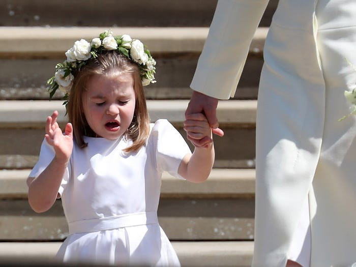 Tiểu Công chúa Charlotte hắt hơi khi trở về từ đám cưới của chú, Hoàng tử Harry.