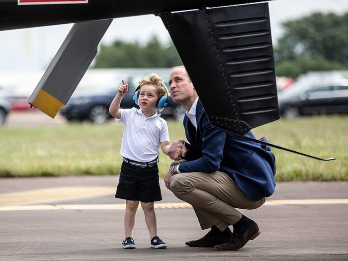 George được cha cho lại gần một chiếc máy bay hồi năm 2016.