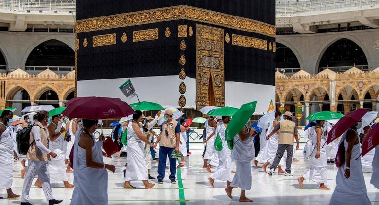 Trong khi đó, nhân viên vệ sinh lau dọn khu vực xung quanh khối đá thiêng Kaaba tại Thánh địa Mecca.