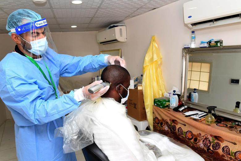 Một tín đồ Hồi giáo được cắt tóc ở Mina, gần thành phố Mecca, ngày 31/7. Mời độc giả xem thêm video: WHO chính thức đặt tên cho virus corona mới là SARS-CoV-2 (Nguồn video: VTC1)