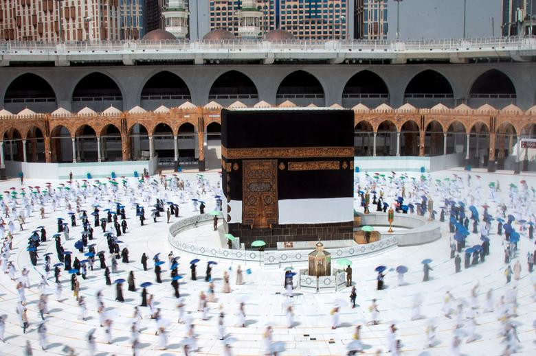 Được biết, các nhà chức trách đã quyết định "phong tỏa" Kaaba trong năm 2020 và yêu cầu người hành hương không được chạm vào khối đá để tránh nguy cơ lây lan dịch bệnh COVID-19.