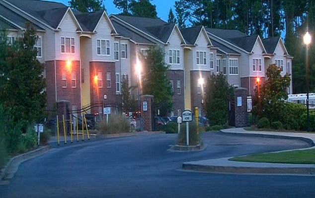 Bi kich be trai 3 tuoi tu ban vao dau tu vong