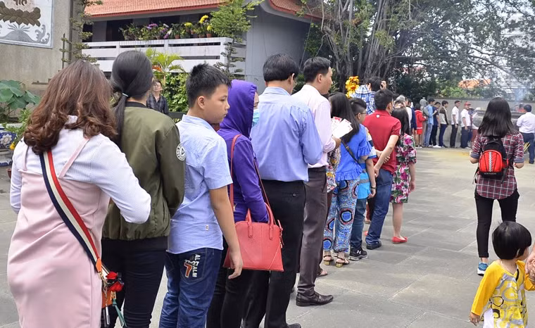 Do lượng người quá đông, Ban trị sự chùa phải đề nghị người dân xếp hàng trật tự để vào dâng hương ở chánh điện.