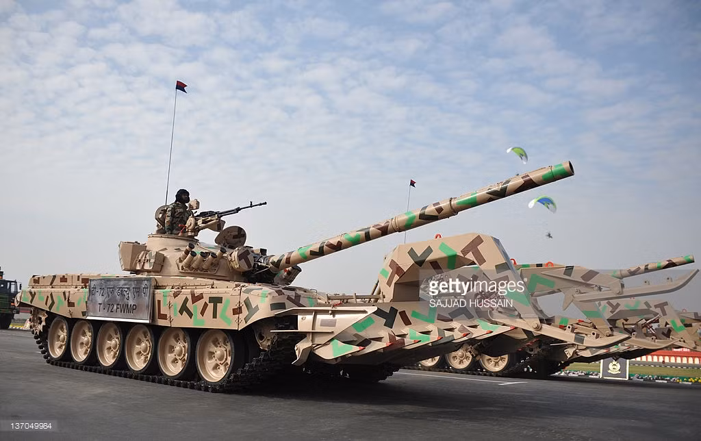 Loại T-72M1 xuất khẩu cho Ấn Độ có trọng lượng khoảng 41,5 tấn, trang bị động cơ diesel công suất 840 mã lực, pháo chính 125mm 2A46M.