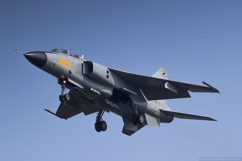 Việc phát triển dòng tiêm kích bom JH-7 gặp rất nhiều khó khăn, trong năm 1994, một vụ tai nạn đã xảy ra với nguyên mẫu thử nghiệm giết chiết một phi công kỳ cựu. Và phải tới tận đầu năm 2004, các máy bay tiêm kích bom JH-7A (bản sản xuất hàng loạt) mới được biên chế cho Hải quân Trung Quốc, còn Không quân Trung Quốc thì phải tới cuối năm đó.