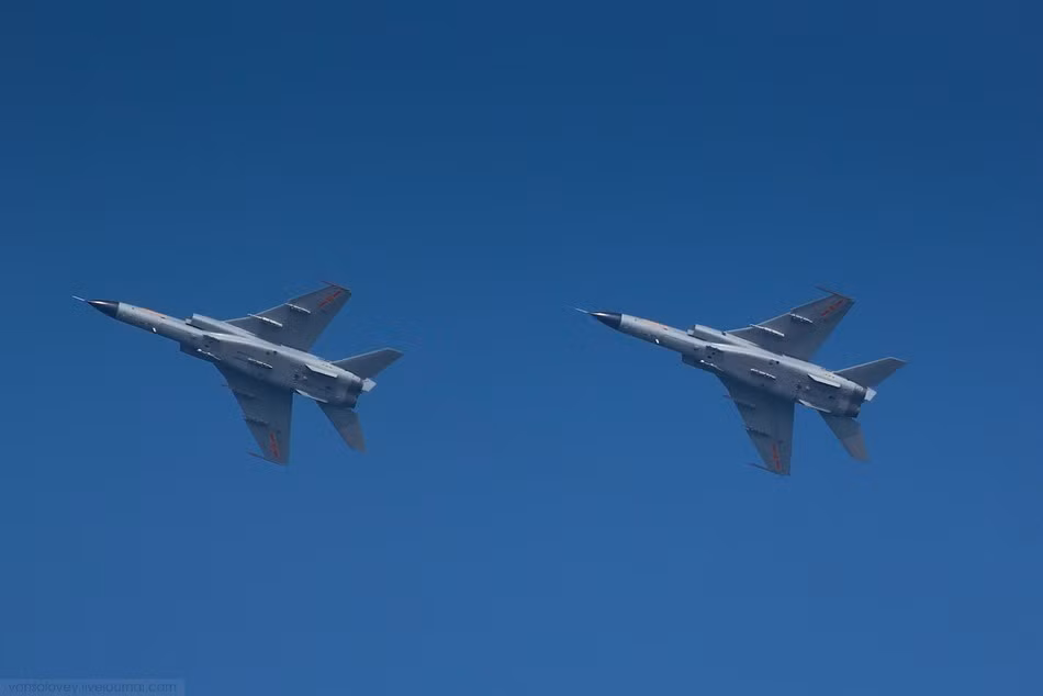 JH-7/7A có khả năng mang đến 9 tấn vũ khí gồm tên lửa không đối không, tên lửa không đối đất và tên lửa không đối hải, cùng bom dẫn đường, bom và rocket “ngu”. 