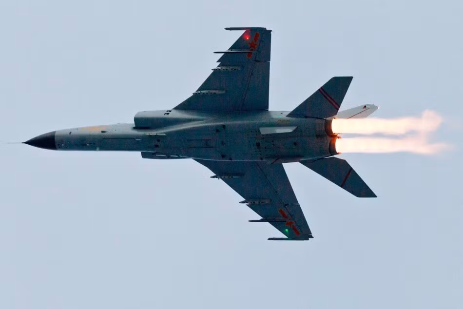 JH-7/7A được trang bị động cơ turbofans WS-9 sao chép mẫu Roll-Royce Spey Mk 202 của Anh cho tốc độ bay tối đa 1.808km/h, bán kính tác chiến 1.759km, trần bay 16km.