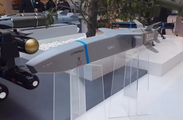 Tên lửa hàng trình SOM, một vũ khí hàng không mà dự định sẽ trang bị cho Không quân Thổ Nhĩ Kỳ, tầm bắn 250km.