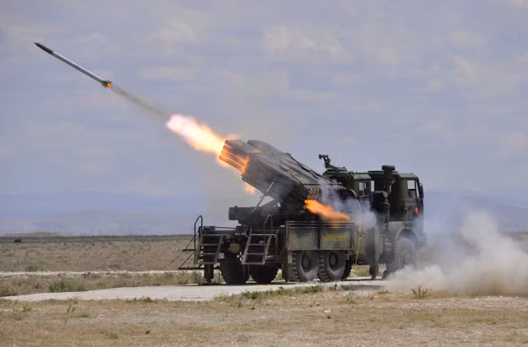 Pháo phản lực phóng lọat T-122 Sakarya được Rocketsan phát triển dựa theo BM-21 Grad của Liên Xô. Mỗi xe mang theo 40 ống phóng rocket 122mm với tầm bắn 40km.