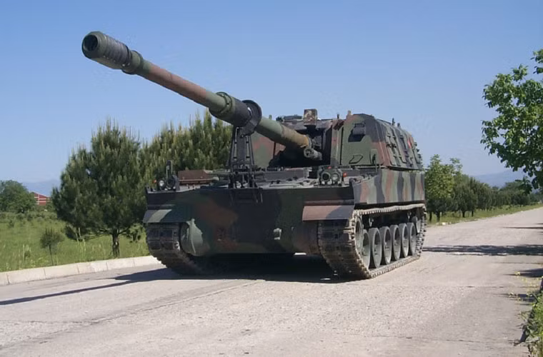 T-155 Firtina là pháo tự hành được thiết kế dựa trên pháo tự hành K9 của Hàn Quốc. Nó sử dụng các hệ thống chính của pháo K9, bao gồm pháo 155mm/L52, khung xe, cơ chế nạp đạn tự động và động cơ MTU-881 KA của Đức. Tuy nhiên T-155 có sự khác biệt đáng kể trong thiết kế tháp pháo của nó, các bộ phận của khung xe, hệ thống định vị và các hệ thống điện tử được phát triển ở Thổ Nhĩ Kỳ. T-155 Firtina có thể triển khai trong vòng 30 giây và tốc độ bắn lên đến 6 phát/phút.