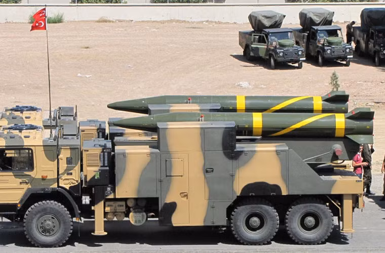 J-600T Yıldırım là một hệ thống tên lửa đạn đạo thông thường di động cao, được thiết kế để tấn công các mục tiêu có giá trị cao như hệ thống tên lửa phòng không của đối phương, trung tâm C3I, hậu cần và các cơ sở hạ tầng, cũng như cung cấp hỗ trợ hỏa lực cho đồng minh. J-600T Yıldırım do Thổ Nhĩ Kỳ, Trung Quốc và Pakistan hợp tác chế tạo.