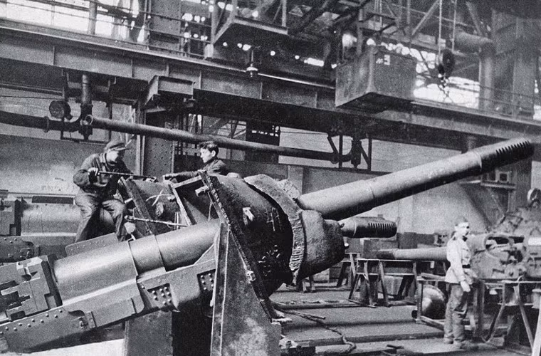 Pháo chính ML-20S được đặt ở phần trung tâm của thân xe và có thể quay hết cỡ sang hai bên được 12 độ. Ba thành viên của kíp lái ngồi ở bên trái súng: lái xe ở phía trước, pháo thủ ở giữa và người nạp đạn ở phía sau. Xa trưởng và thợ máy xe ngồi ở bên phải.