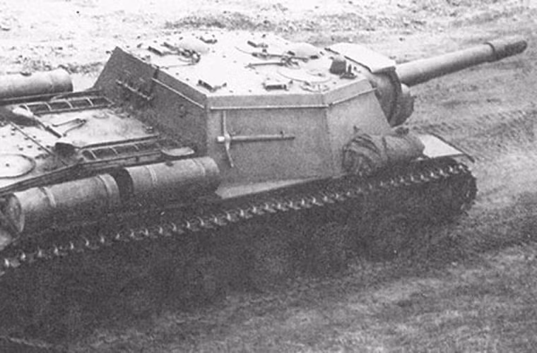 Pháo tự hành SU-152 được thiết kế trên khung gầm tăng hạng nặng KV-1S, nhưng bỏ tháp pháo. Xe tăng có trọng lượng 45,5 tấn, dài 8,95m, rộng 3,25m, cao 2,45m, bọc giáp dày 75mm quanh ụ pháo và đến 60mm nghiêng mặt trước thân xe.