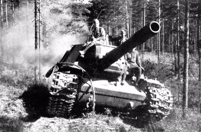 Xe pháo được trang bị động cơ diesel V-2K công suất 600 mã lực cho tốc độ tối đa 43km/h, tầm hoạt động 330km.