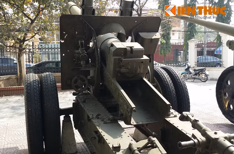 Lựu pháo ML-20 có trọng lượng chiến đấu lên tới 7,27 tấn, trọng lượng hành quân là 7,93 tấn, dài 8,18m, cao 2,27m. Nhờ thiết kế của khung pháo, bảo đảm góc tầm 65 độ, đồng thời sự xuất hiện rộng rãi của các loại đạn khác nhau với 13 loại đạn khác nhau, lựu pháo ML-20 được giới thiệu là loại vũ khí có hỏa lực linh hoạt. Pháo có những tính năng của lựu pháo với khả năng bắn cầu vồng và sơ tốc đầu nòng lớn của đạn pháo.