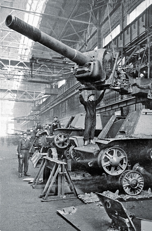 Thành phần chính tạo nên uy danh pháo tự hành chống tăng SU-152 là khẩu đại pháo ML-20S 152,4mm được trang bị nó. Ảnh: Dây chuyền lắp ráp SU-152 tại một nhà máy của Liên Xô trong CTTG 2.