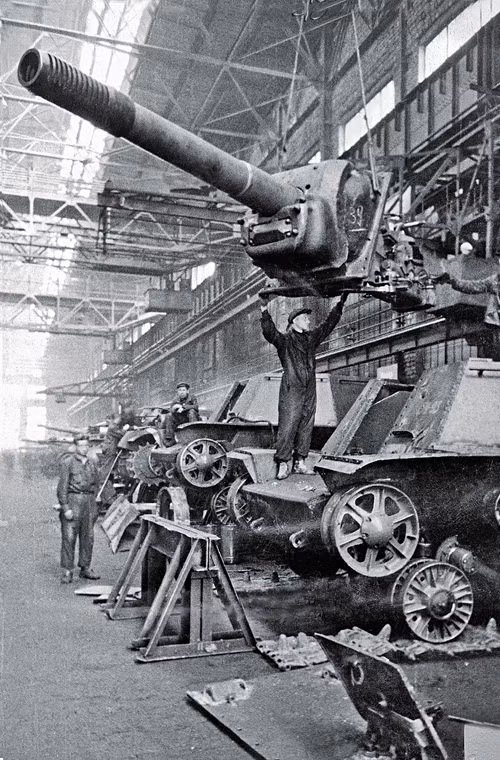 Thành phần chính tạo nên uy danh pháo tự hành chống tăng SU-152 là khẩu đại pháo ML-20S 152,4mm được trang bị nó. Ảnh: Dây chuyền lắp ráp SU-152 tại một nhà máy của Liên Xô trong CTTG 2.