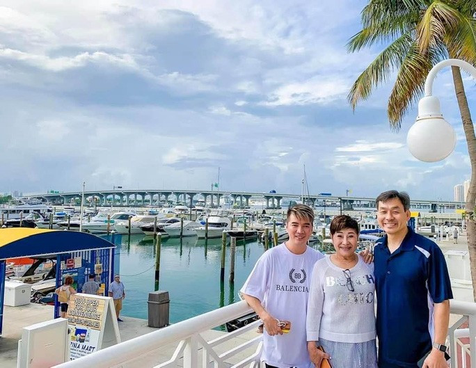 Bên cạnh đó, mỗi tiểu bang đều có quy định riêng, đòi hỏi thời gian trú quán thông thường từ 6 tháng đến 1 năm trước khi nộp đơn ly hôn tại nơi đó. Chính vì thế người nộp đơn xin ly hôn trước hết phải đính kèm bằng chứng cư trú đủ thời gian luật định của địa phương. Người nào nghi rằng vợ hoặc chồng mình sắp nộp đơn ly hôn tại xứ khác thì nên tranh quyền ưu tiên mà nộp đơn ly hôn trước tại tiểu bang trú quán của mình. 