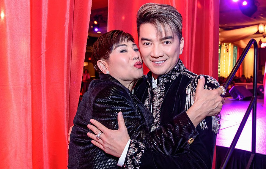 Việc ly hôn thực hiện tại Hoa Kỳ giữa hai người có quốc tịch Hoa Kỳ nên sẽ được thực hiện theo pháp luật của Hoa Kỳ. Tòa án sẽ xem xét hôn nhân đó có hợp pháp hay không, có được thừa nhận là quan hệ vợ chồng và đủ điều kiện cho ly hôn đơn phương hay không. Trên cơ sở các tài liệu mà nguyên đơn cung cấp, đủ căn cứ cho thấy quan hệ hôn nhân đã được xác lập một cách hợp pháp và đủ điều kiện để cho ly hôn đơn phương theo pháp luật Hoa Kỳ thì nguyên đơn sẽ được tòa án chấp nhận. 