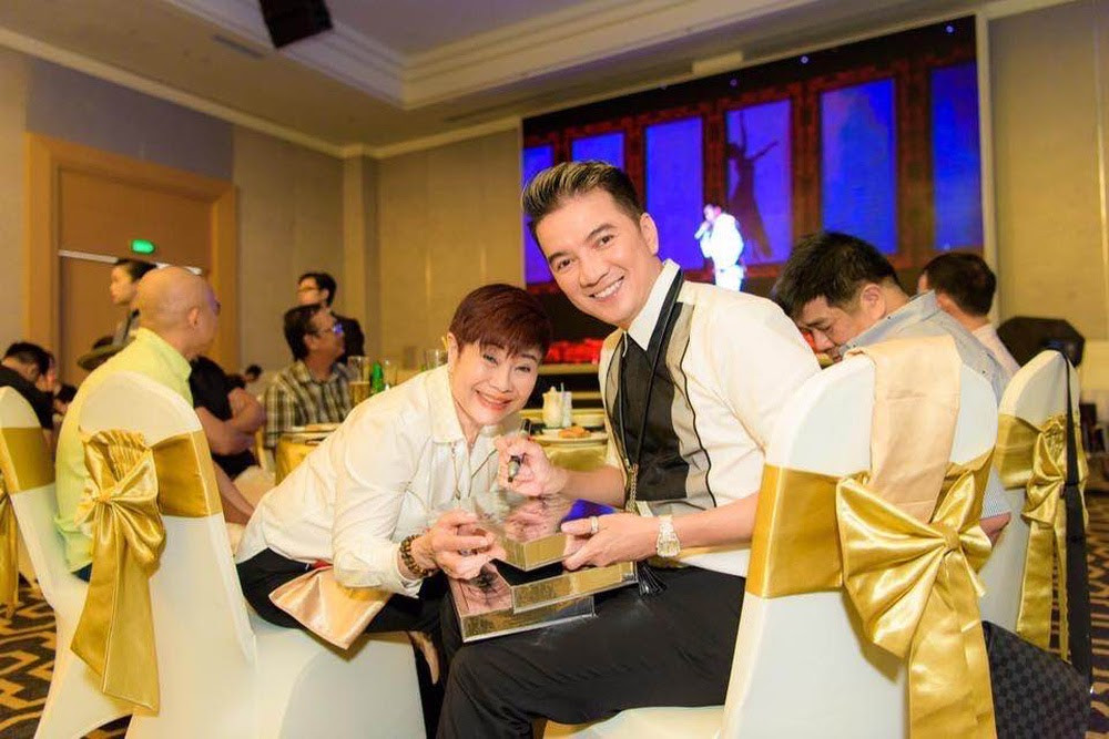 Phần lớn các tiểu bang có mẫu đơn xin ly hôn theo thủ tục ly hôn đơn giản cho nhiều cặp vợ chồng hội đủ những điều kiện căn bản sau: Vợ chồng lấy nhau không lâu, thông thường không quá 5 năm; Vợ chồng chưa có con cái kể cả con ruột lẫn con nuôi; Vợ chồng không có bất động sản đáng kể, như không sở hữu nhà hay mang nợ vay mua nhà; Trị giá tất cả tài sản chung trong thời kỳ hôn nhân ít hơn mức luật định thông thường từ $25,000 đến $35,000 không kể trị giá xe hơi hoặc xe gắn máy đang sử dụng; Giá trị tất cả tài sản riêng (là tài sản có trước khi đăng ký kết hôn, quà tặng cá nhân hoặc tài sản thừa kế) ít hơn mức luật định cũng như tài sản chung kể trên; Cả hai vợ chồng cùng không yêu cầu tiền chu cấp. 