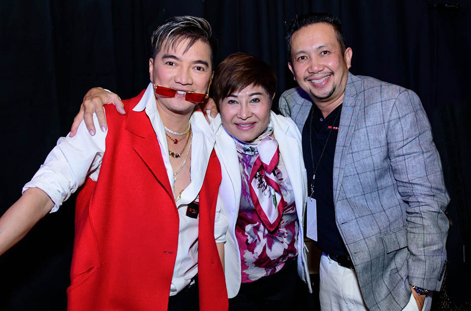 Vấn đề này còn tùy thuộc vào nhiều yếu tố, đặc biệt người hôn phối kia đã trú ngụ bao lâu tại xứ liên hệ, nhất là có dính dáng đến con cái hay không. Tòa án tiểu bang nơi cư ngụ bao giờ cũng có thẩm quyền tài phán (nghĩa là thẩm quyền xử vụ ly hôn) đó chính là nơi làm thủ tục ly hôn ở Mỹ. Tòa án này thường là chi nhánh của tòa thượng thẩm tiểu bang. Ở một số tiểu bang, tòa án này có một đơn vị đặc biệt chuyên trách để xét xử về luật gia đình kể cả ly hôn. 