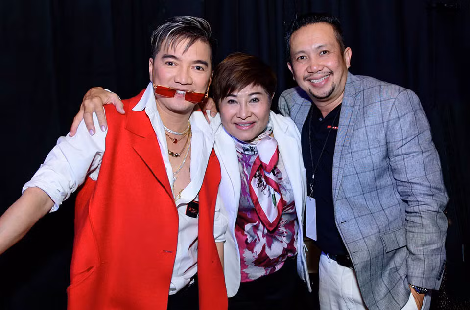 Vấn đề này còn tùy thuộc vào nhiều yếu tố, đặc biệt người hôn phối kia đã trú ngụ bao lâu tại xứ liên hệ, nhất là có dính dáng đến con cái hay không. Tòa án tiểu bang nơi cư ngụ bao giờ cũng có thẩm quyền tài phán (nghĩa là thẩm quyền xử vụ ly hôn) đó chính là nơi làm thủ tục ly hôn ở Mỹ. Tòa án này thường là chi nhánh của tòa thượng thẩm tiểu bang. Ở một số tiểu bang, tòa án này có một đơn vị đặc biệt chuyên trách để xét xử về luật gia đình kể cả ly hôn. 