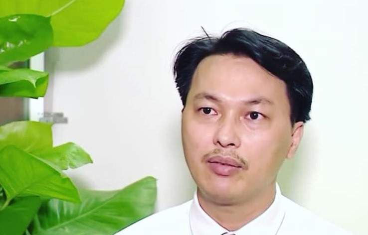 Trao đổi với PV Báo Tri thức và Cuộc sống, Tiến sĩ, luật sư Đặng Văn Cường, Đoàn Luật sư TP Hà Nội cho rằng, theo quy định của pháp luật, quan hệ hôn nhân là tự nguyện và pháp luật cho phép một trong các bên được quyền đơn phương ly hôn. Quan hệ hôn nhân giữa nam ca sỹ Đàm Vĩnh Hưng và bà bầu liên phạm được xác lập ở nước ngoài và hai người đều có quốc tịch Hoa Kỳ nên việc ly hôn có thể thực hiện tại Hoa Kỳ, theo pháp luật Hoa Kỳ. 