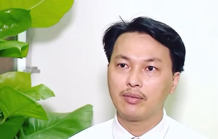 Trao đổi với PV Báo Tri thức và Cuộc sống, Tiến sĩ, luật sư Đặng Văn Cường, Đoàn Luật sư TP Hà Nội cho rằng, theo quy định của pháp luật, quan hệ hôn nhân là tự nguyện và pháp luật cho phép một trong các bên được quyền đơn phương ly hôn. Quan hệ hôn nhân giữa nam ca sỹ Đàm Vĩnh Hưng và bà bầu liên phạm được xác lập ở nước ngoài và hai người đều có quốc tịch Hoa Kỳ nên việc ly hôn có thể thực hiện tại Hoa Kỳ, theo pháp luật Hoa Kỳ. 