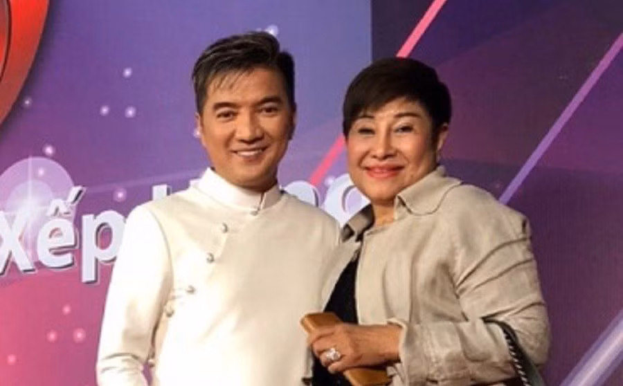 Mới đây, dư luận bất ngờ với việc bầu show nổi tiếng Liên Phạm chính thức nộp đơn ly hôn ông Huỳnh Minh Hưng (tên thật của ca sĩ Đàm Vĩnh Hưng) lên tòa án Quận Cam, bang California, Mỹ, vào tháng 8/2021. Theo nội dung trong đơn ly hôn, cả hai kết hôn vào ngày 13/06/2004, ly thân ngày 22/2/2018. Giữa nam ca sĩ và vợ cũ không có con chung và không phân chia tài sản. Hiện tại, đơn ly hôn của bầu show Liên Phạm đã được giải quyết và cuộc hôn nhân bí mật kéo dài hơn 1 thập niên đã kết thúc. 