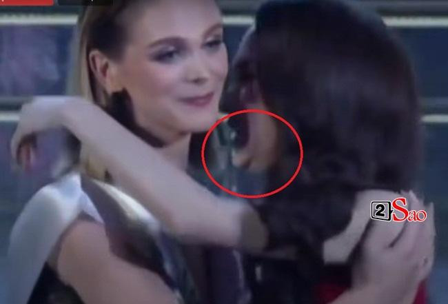 Thời điểm thi Hoa hậu Chuyển giới Quốc tế 2018, Hương Giang dù rất gầy gò nhưng vẫn lộ rõ nọng cằm dày.