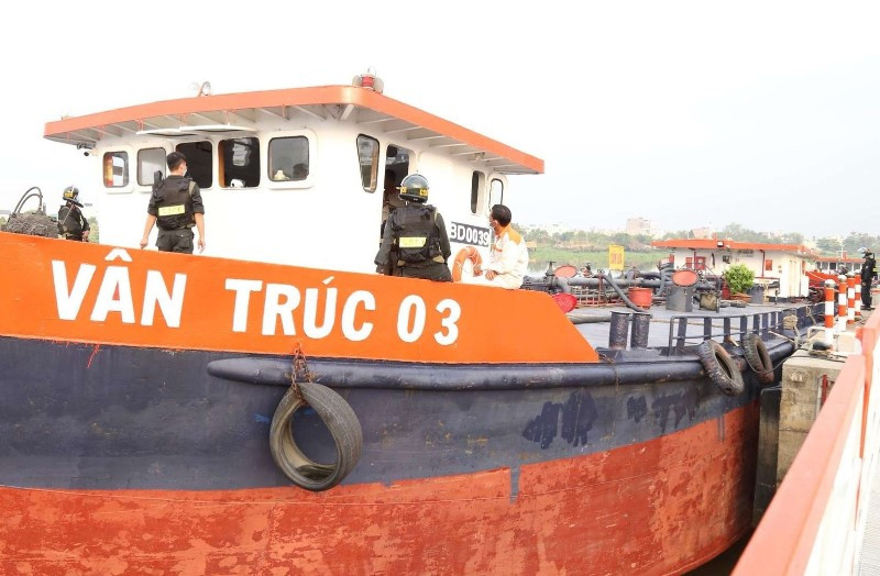 Ngày 9/3, Cơ quan CSĐT Công an tỉnh Đồng Nai cũng đã thực hiện lệnh bắt khẩn cấp Lê Thanh Tú (55 tuổi) và vợ là Trần Thị Thanh Vân (53 tuổi) là giám đốc và quản lý điều hành của Công ty TNHH thương mại và dịch vụ Vân Trúc có trụ sở tại tỉnh Bình Dương để điều tra về hành vi buôn lậu. Quá trình điều tra, xác định, Công ty TNHH thương mại và dịch vụ Vân Trúc đã mua và nhập lậu xăng giả trong đường dây do Phan Thanh Hữu và Nguyễn Hữu Tứ cầm đầu để phân phối ra thị trường tiêu thụ. 