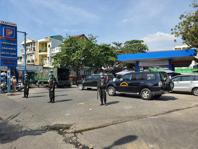 Ngày 25/3, lực lượng chức năng gồm Bộ Công an, Công an tỉnh Đồng Nai, Công an TP.HCM và Công an tỉnh Bình Phước tiến hành khám xét gồm 16 điểm kinh doanh xăng dầu của Công ty Thanh Bình; Công ty Tài Lộc và Công ty Quốc Khánh trên địa bàn TP.HCM và Bình Phước. Qua khám xét, lực lượng công an đã thu giữ nhiều thùng tài liệu, hóa đơn chứng từ liên quan đường dây sản xuất, buôn bán xăng giả do Phan Thanh Hữu cầm đầu.