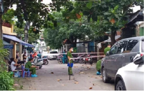  Con trai nghi sát hại cha mẹ ruột rồi tự tử. Ngày 2/10, Công an quận 12 vẫn đang khẩn trương phối hợp cùng các đơn vị nghiệp vụ điều tra vụ án mạng trên địa bàn phường Tân Thới Nhất. Chiều 1/10, người dân phường Tân Thới Nhất phát hiện phát hiện 2 vợ chồng là anh Th, chị T cùng đứa con trai út tên Thịnh (26 tuổi) nằm thoi thóp dưới nền nhà, người bê bết máu. Trong đó trên người anh Th, chị T có nhiều vết thương nghi bị chém, còn trên cổ người con trai có vết cắt sâu. Do vết thương nặng, anh Th. không qua khỏi. Bước đầu xác định Thịnh tấn công cha mẹ ruột rồi tự sát. 