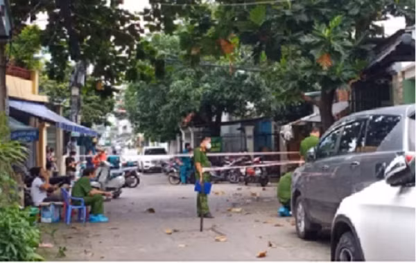  Con trai nghi sát hại cha mẹ ruột rồi tự tử. Ngày 2/10, Công an quận 12 vẫn đang khẩn trương phối hợp cùng các đơn vị nghiệp vụ điều tra vụ án mạng trên địa bàn phường Tân Thới Nhất. Chiều 1/10, người dân phường Tân Thới Nhất phát hiện phát hiện 2 vợ chồng là anh Th, chị T cùng đứa con trai út tên Thịnh (26 tuổi) nằm thoi thóp dưới nền nhà, người bê bết máu. Trong đó trên người anh Th, chị T có nhiều vết thương nghi bị chém, còn trên cổ người con trai có vết cắt sâu. Do vết thương nặng, anh Th. không qua khỏi. Bước đầu xác định Thịnh tấn công cha mẹ ruột rồi tự sát. 