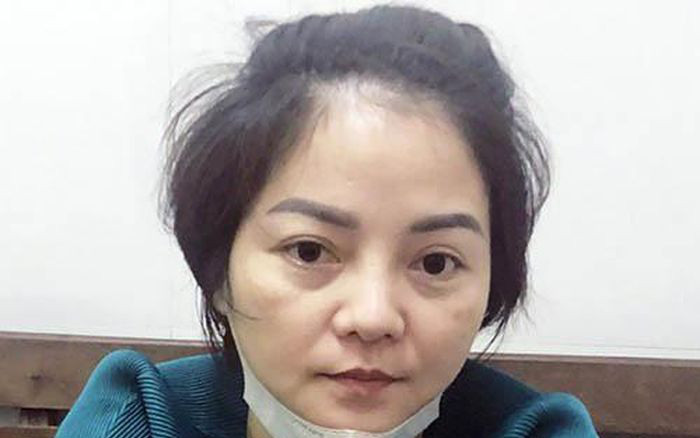  Mở 500 ‘bát phường' để lừa đảo chiếm đoạt hơn 6 tỷ đồng. Ngày 2/10, Công an TP Vinh (Nghệ An) cho biết vừa khởi tố bị can, bắt tạm giam đối với Trần Thị Phương Thúy (SN 1984, trú tại phường Trường Thi, TP Vinh) về tội "Lừa đảo chiếm đoạt tài sản". Thúy đã có hành vi đứng ra tổ chức nhiều bát phường, hụi, đăng thông tin lên Facebook với lãi suất hấp dẫn để thu hút người chơi để "câu" các "con mồi". Thúy tạo ra nhiều nhóm phường cùng lúc và dùng các tài khoản ảo để đấu chéo nhau, sau đó Thúy xin khất, không trả tiền dẫn đến vỡ phường nhằm mục đích chiếm đoạt tài sản. Số tiền Thúy đã lừa đảo chiếm đoạt tài sản của 8 bị hại là khoảng 6 tỷ đồng.