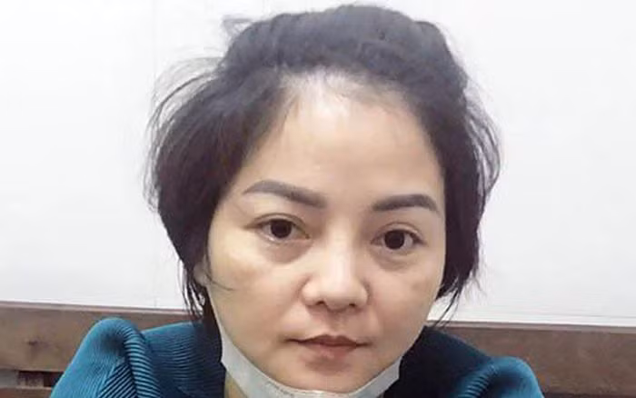  Mở 500 ‘bát phường' để lừa đảo chiếm đoạt hơn 6 tỷ đồng. Ngày 2/10, Công an TP Vinh (Nghệ An) cho biết vừa khởi tố bị can, bắt tạm giam đối với Trần Thị Phương Thúy (SN 1984, trú tại phường Trường Thi, TP Vinh) về tội "Lừa đảo chiếm đoạt tài sản". Thúy đã có hành vi đứng ra tổ chức nhiều bát phường, hụi, đăng thông tin lên Facebook với lãi suất hấp dẫn để thu hút người chơi để "câu" các "con mồi". Thúy tạo ra nhiều nhóm phường cùng lúc và dùng các tài khoản ảo để đấu chéo nhau, sau đó Thúy xin khất, không trả tiền dẫn đến vỡ phường nhằm mục đích chiếm đoạt tài sản. Số tiền Thúy đã lừa đảo chiếm đoạt tài sản của 8 bị hại là khoảng 6 tỷ đồng.