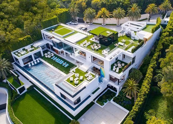 Biệt thự này rộng hơn 5.100 m2, bao gồm 3.530 m2 diện tích nhà và gần 1.600 m3 sân vườn.