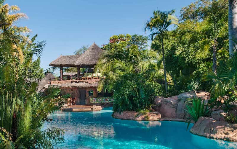 Biệt thự này gồm 7 ngôi nhà tranh nằm liền kề nhau, phong cách thiết kế lấy thiên nhiên hoang sơ làm cảm hứng chủ đạo. Ol Jogi Villas được xây dựng tại một trong những khu rừng nguyên sơ độc đáo, có nhiều động vật hoang dã.