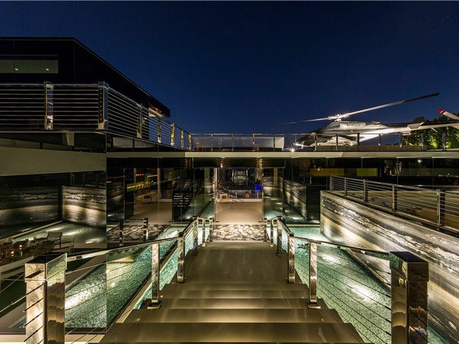 Biệt thự có 2 phòng suite chính, 10 phòng suite VIP, 21 phòng tắm. Các tiện nghi xa hoa của biệt thự này có thể kể đến như: Bể bơi vô cực dài 26m, sân bay trực thăng trên sân thượng, rạp chiếu phim 40 chỗ ngồi, sân chơi bowling, nơi trưng bày xe hơi...