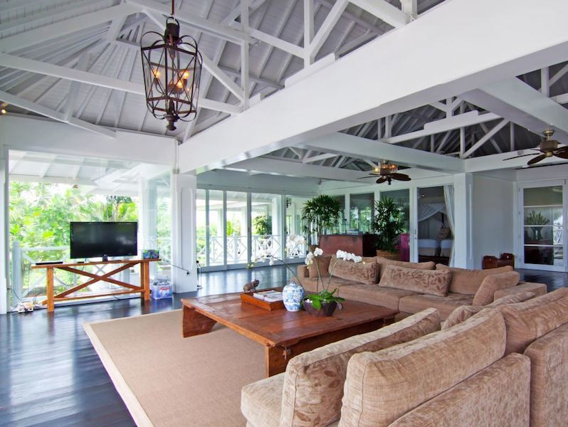 Biệt thự này có cả bãi biển riêng, hồ bơi, sân tenis, các phòng chức năng tiện nghi.