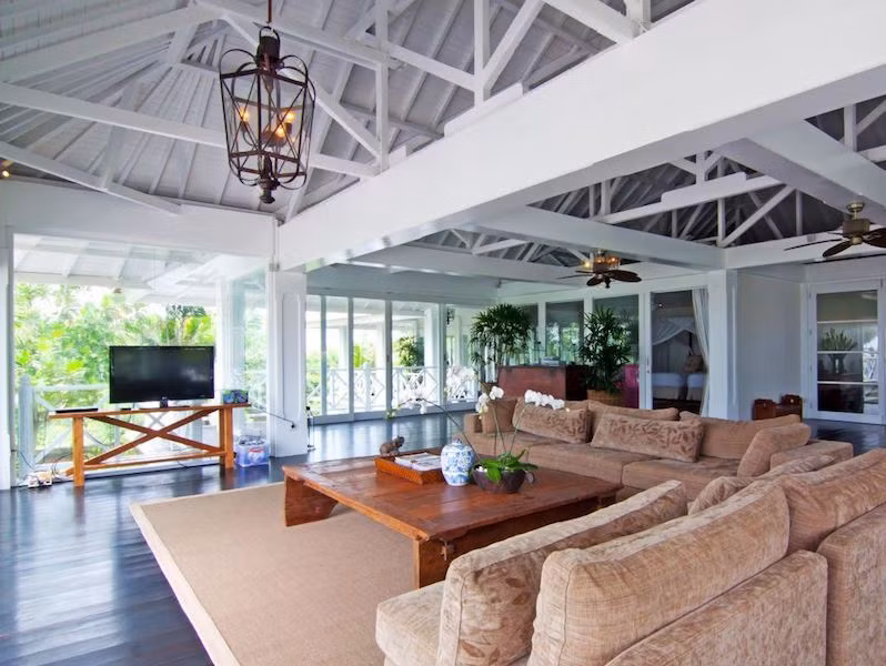 Biệt thự này có cả bãi biển riêng, hồ bơi, sân tenis, các phòng chức năng tiện nghi.