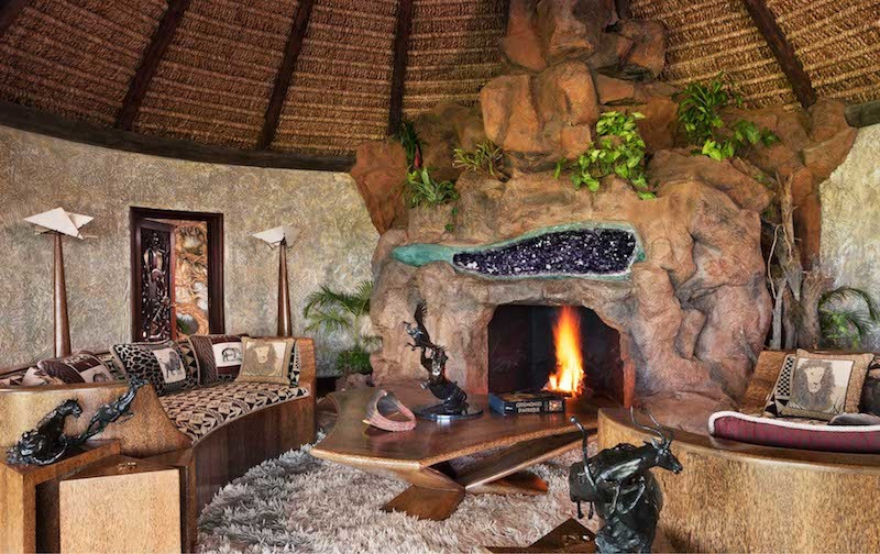 Nội thất bên trong biệt thự được bọc bằng vải Hermès đắt đỏ, đồ trang trí bằng bạc hiệu Buccellati, tủ quần áo bằng thủy tinh cao cấp.