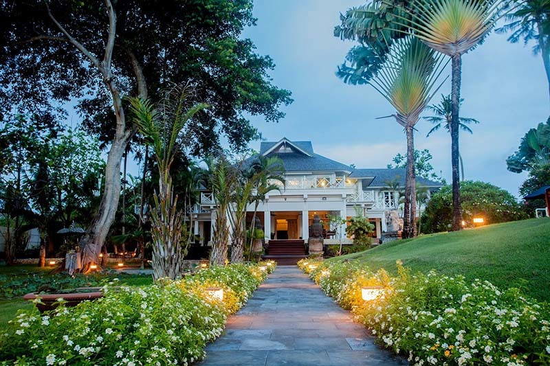 Villa Gajah Putih, Bali, Indonesia. Villa Gajah Putih tọa lạc trong ngôi làng nghỉ mát Canggu, Bali, Indonesia, nổi bật với khuôn viên ngập cây xanh. 