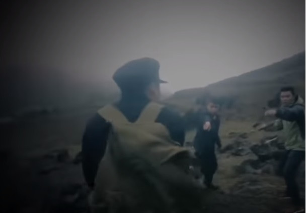 Ngày 31/1/2010, trên đường đi chợ mua thực phẩm về, Chứ bị người dân huyện Si Ma Cai phát hiện. Trưởng công an xã Thào Chư Phìn Sùng A Dín cử người báo UBND xã để xin thêm lực lượng và cùng dân bản lần theo dấu “người rừng”. Khi bị chặn bất ngờ, Chứ rút dao chém ông Dín. Đề phòng từ trước nên Dín đã tránh được nhát dao chí mạng. Đúng lúc này, lực lượng huy động của UBND xã Thào Chư Phìn tới ứng cứu, quật ngã và bắt sống Chứ. 