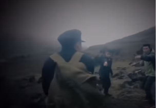 Ngày 31/1/2010, trên đường đi chợ mua thực phẩm về, Chứ bị người dân huyện Si Ma Cai phát hiện. Trưởng công an xã Thào Chư Phìn Sùng A Dín cử người báo UBND xã để xin thêm lực lượng và cùng dân bản lần theo dấu “người rừng”. Khi bị chặn bất ngờ, Chứ rút dao chém ông Dín. Đề phòng từ trước nên Dín đã tránh được nhát dao chí mạng. Đúng lúc này, lực lượng huy động của UBND xã Thào Chư Phìn tới ứng cứu, quật ngã và bắt sống Chứ. 