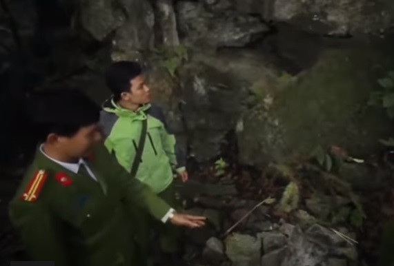 Khi lực lượng công an lên tới Hang Khỉ nơi trú ngụ của Chứ thì chỉ thấy đống tro vẫn còn lửa cùng chiếc lán nhỏ. Sau khi bắn, thấy người đồng chí Trà nẩy ra lên hai lần Chứ biết rằng người đó đã bị trúng đạn đã quay trở lại hang. Biết rằng Hang Khỉ đã bị lực lượng công an phát hiện không thể lẩn trốn được nữa nên Chứ đã ngay lập tức thu dọn đồ dùng rồi bỏ đi nơi khác. Chính vì vậy mà khi lực lượng công an huyện đến truy bắt, Chứ đã bỏ đi từ khá lâu trước đó. Sau lần bị truy bắt hụt này Chứ đã tìm lên khu vực đồi núi thuộc huyện Si Ma Cai để lẩn trốn…